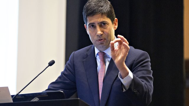 Миссия невыполнима: сможет ли Кевин Уорш снизить ставки перед выборами в США?