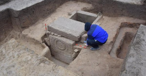 При выкорчевывании дерева в Свиштове обнаружили римскую гробницу