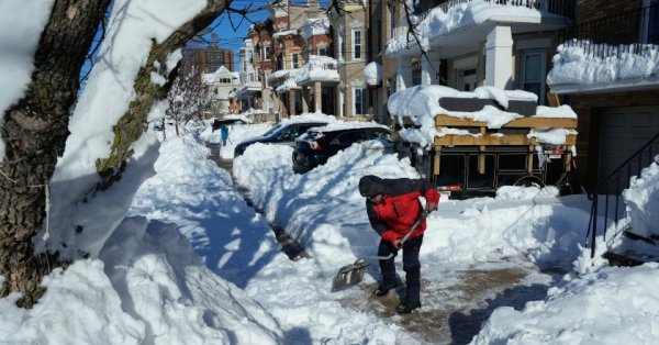 Почти метр снега покрыл восточное побережье США