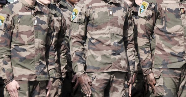 Французский солдат погиб после случайного выстрела в голову во время пьяной ночи в казарме