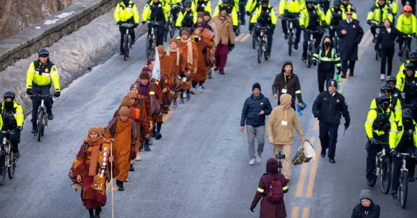 Буддийские монахи прибыли в Вашингтон после 15-недельного Марша мира