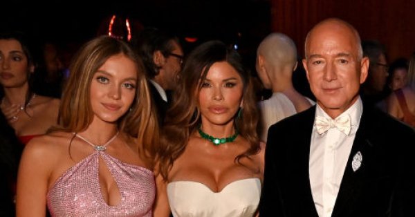 Какой сюрприз... Безос профинансировал сексуальное нижнее белье Сидни Суини