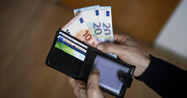 Мужчина с пенсией в 370 евро получил счет за электричество на 209 евро.