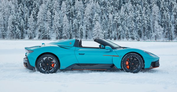 На фото: дебют Maserati MCPURA Cielo FROZEN MAGMA в Санкт-Морице