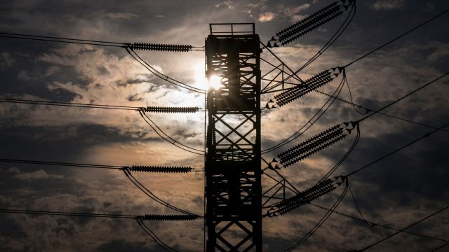 Дешевые батареи постепенно вытесняют ископаемое топливо в качестве пиковой мощности.