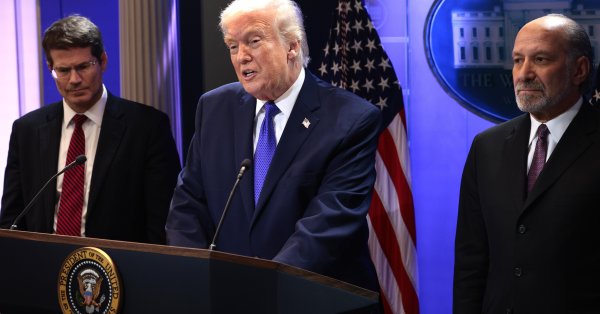 После решения Верховного суда: Трамп объявил о новых глобальных тарифах в 10%