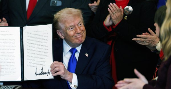 По мнению большинства американцев, Трамп с возрастом становится всё более нестабильным.