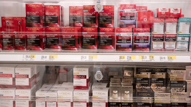 Акции L'Oreal резко упали после снижения продаж за квартал