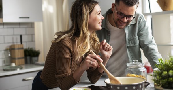 Совместное использование еды укрепляет связь и спасает любовь