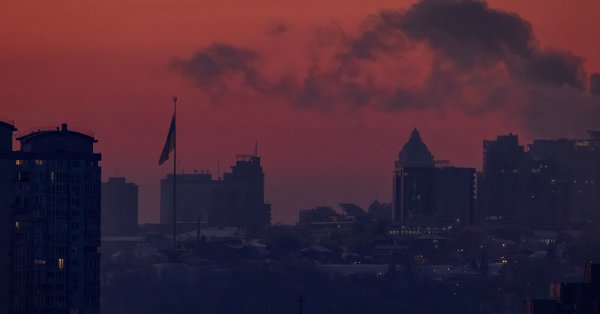 В Киеве прозвучали взрывы и предупреждение о ракетном ударе