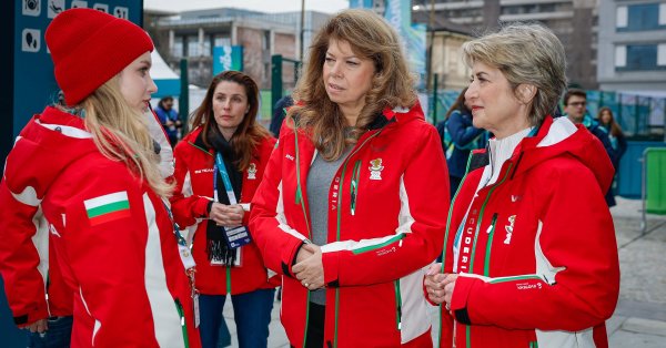 В кадре: Президент Йотова прибыла в Олимпийскую деревню