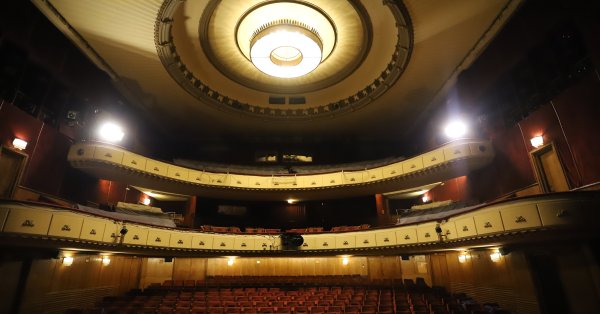 Поцелуй за билет в театр «Болгарская Армия»