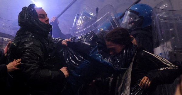 В кадре: Протест и столкновения против Олимпиады, полиция применяет газ