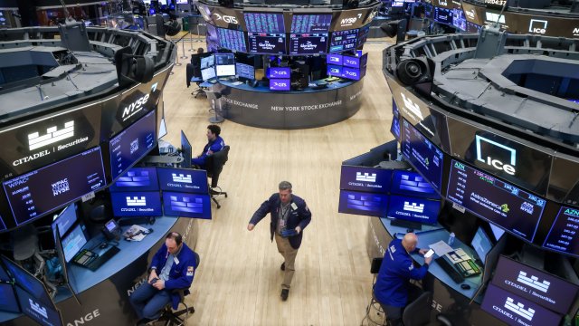 S&P 500 переходит в отрицательную зону в 2026 году, цена биткойнов падает