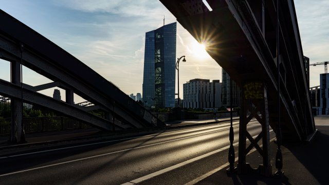 ЕЦБ упростит пересмотр кредитных стандартов и снизит требования к банкам