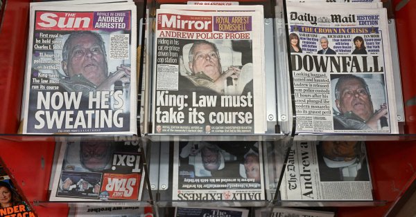 Они рассматривают возможность лишения Эндрю права стать королем.