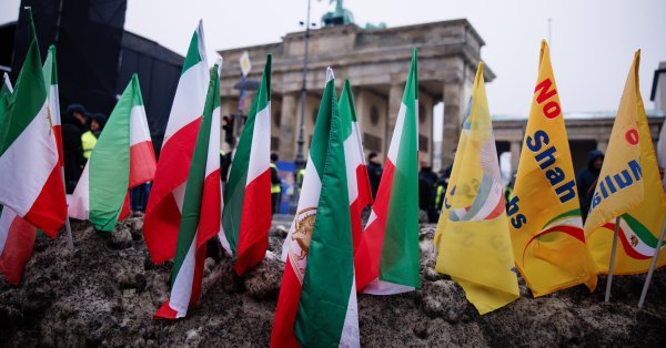 Тысячи демонстрантов в Берлине призвали к демократии в Иране