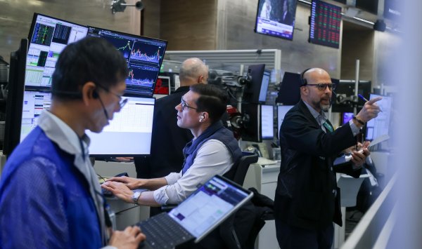 Крах рынка сметает любимые сделки Уолл-стрит