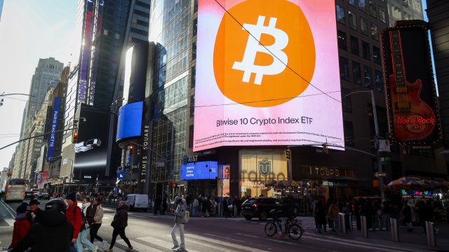 Биткойн достиг самой низкой цены с момента вступления Трампа в должность