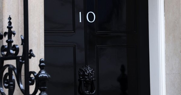 Отставка в Лондоне из-за скандала с отношениями Питера Мандельсона и Эпштейна