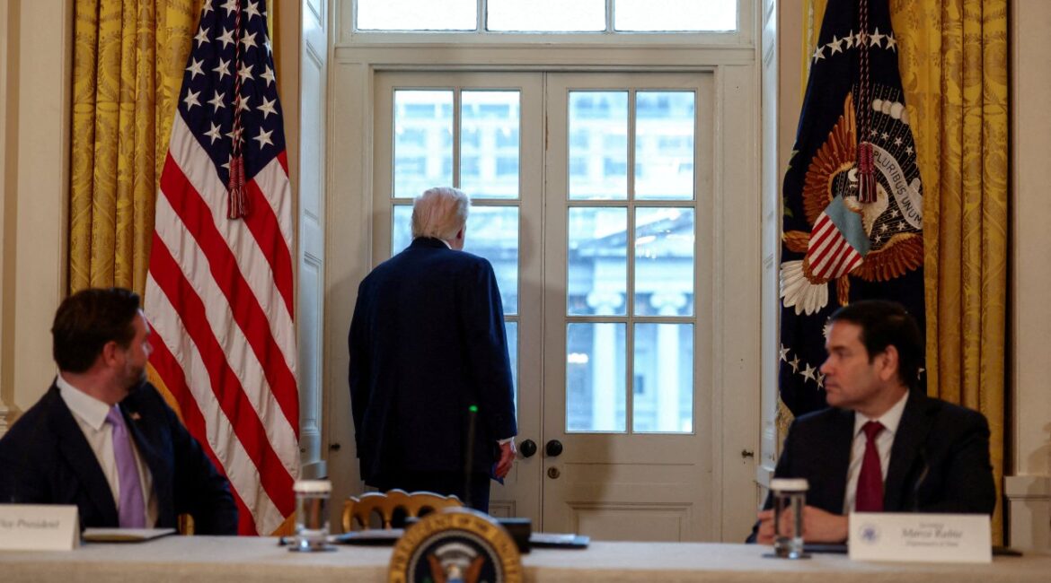 Бальный зал Трампа в Белом доме: фальшивые окна и лестница, ведущая в никуда