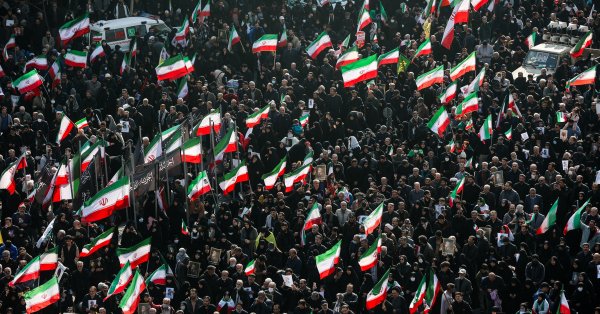 Массовые марши в Иране в поддержку нового верховного лидера