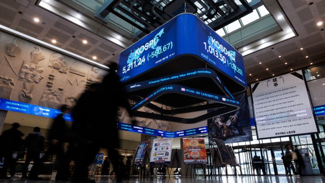 Азиатские рынки начали неделю в минусе на фоне роста цен на нефть