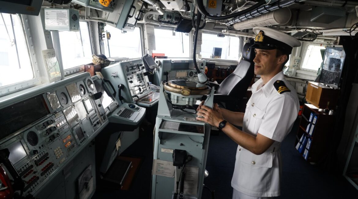 Новый шаг Британии: размещение атомной подводной лодки вблизи Ирана