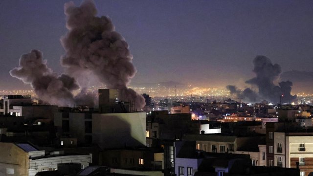 Иран извинился, но продолжил удары и заявил, что еще не вывел из строя свои новейшие ракеты.