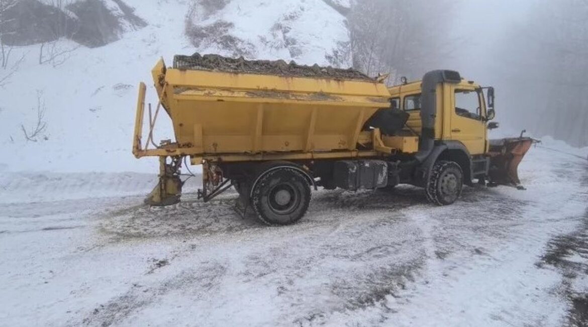 Снег и ураганный ветер на Балканах закрыли дороги и школы