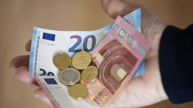 Зарплаты на почте, БДЗ и в общественном транспорте повысят на 5%