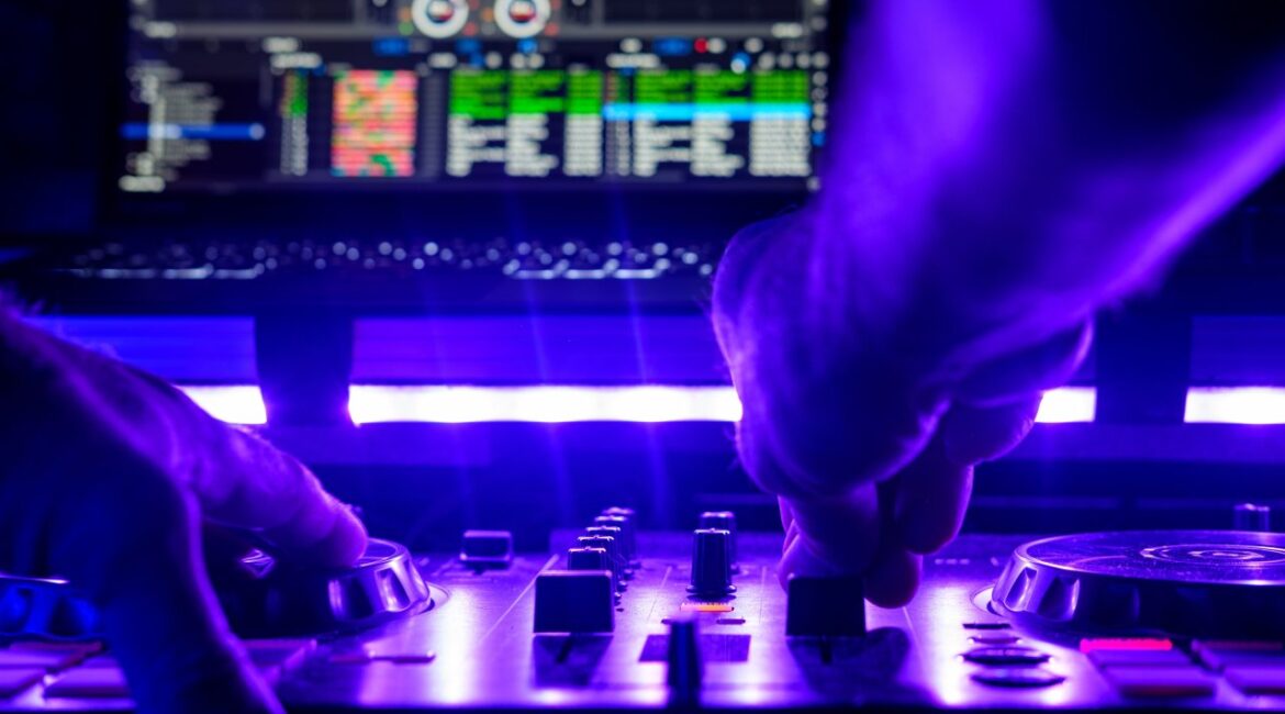 11-летние дети скандировали нацистский лозунг на детской дискотеке в Германии ВИДЕО