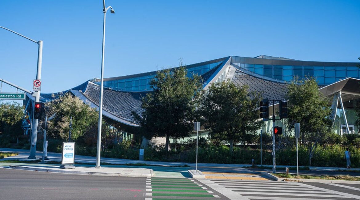 Создатели ИИ боятся стать Богом, поэтому ходят в церковь