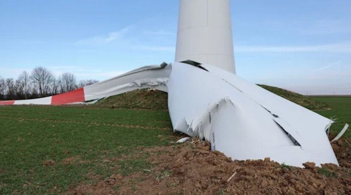 В Германии 15-тонная лопасть оторвала ветряк