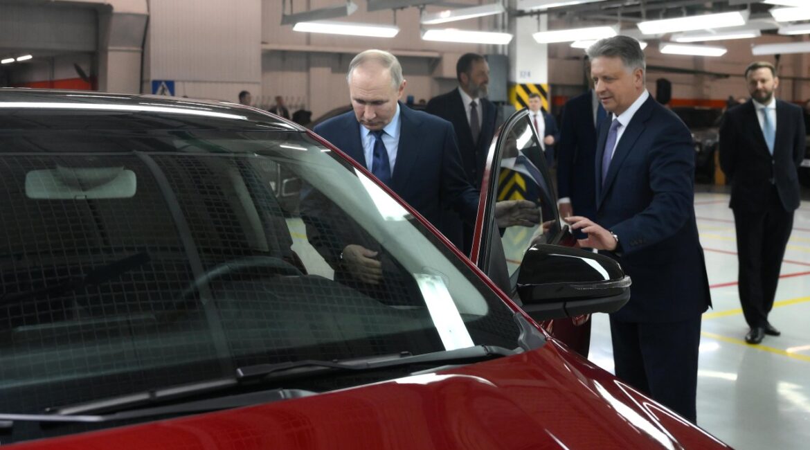 Босс Lada похвалил российские автомобили, но ушел с контрабандным Mercedes ВИДЕО