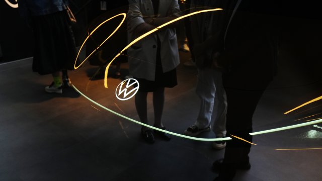 Volkswagen начинает массовое производство своего первого электромобиля, разработанного с помощью Xpeng