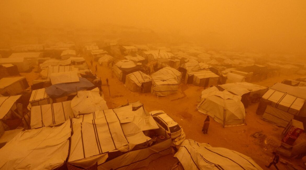 Сильная песчаная буря в палаточном лагере в Газе ФОТО