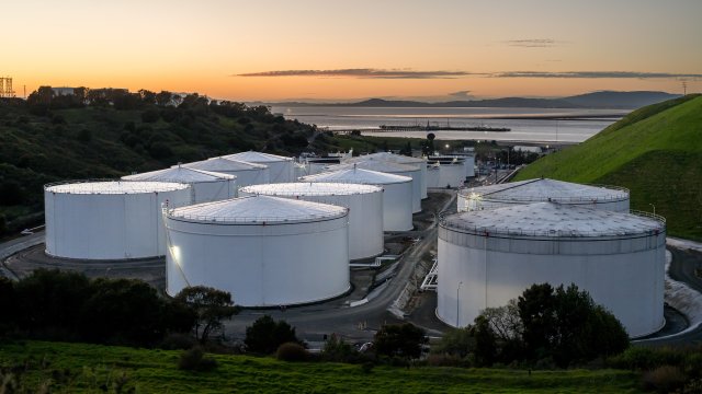 Япония выпускает нефть из своих запасов, США призывают азиатские страны покупать у Америки