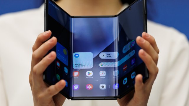 Samsung прекращает продажи своего складного смартфона стоимостью почти 3000 долларов
