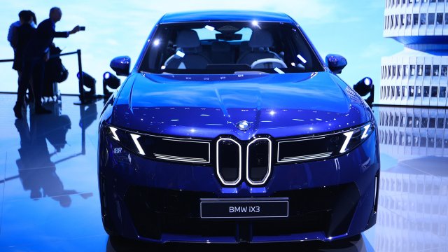 BMW ожидает стабильной прибыли в этом году, поскольку ищет решение таможенной проблемы.