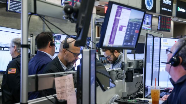 Возобновившиеся опасения по поводу войны в Иране привели к падению индекса Dow Jones почти на 800 пунктов.
