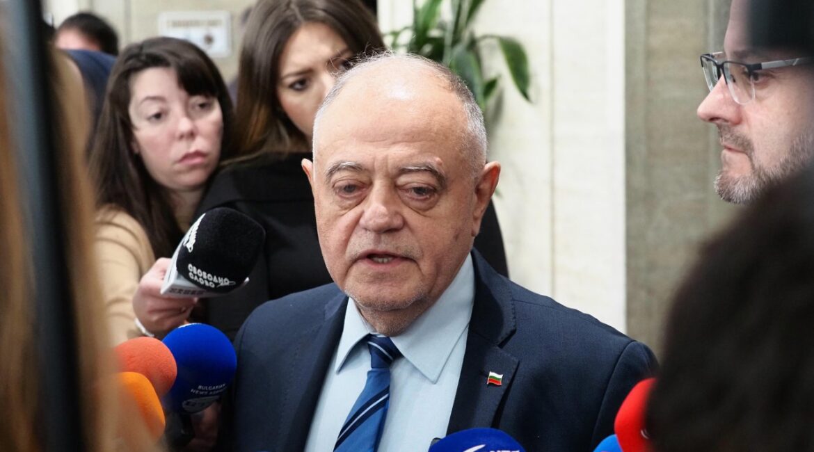 Атанас Атанасов: Когда делают колбаски и раскладывают листья, внутрь лучше не заглядывать