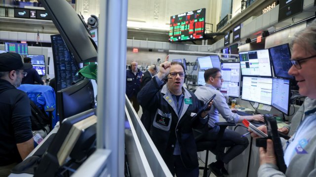 Уолл-стрит закрылась со смешанными настроениями в понедельник