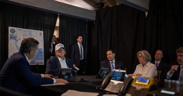 Расположенный в Мар-а-Лаго, Трамп превратил свой клуб в импровизированную оперативную комнату.