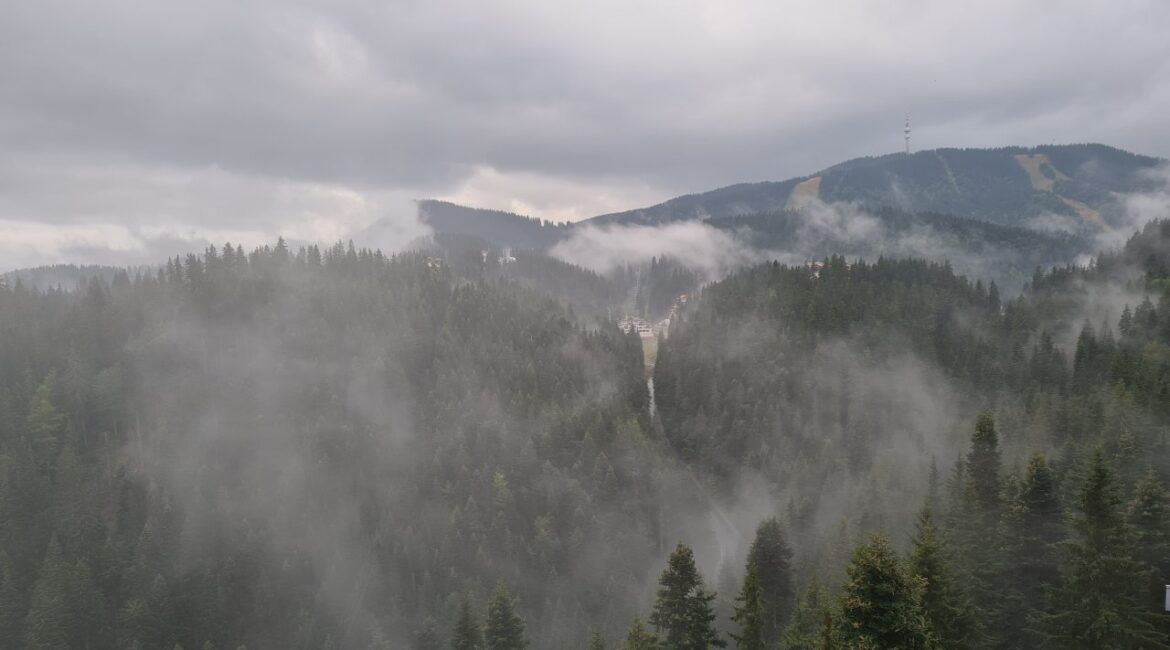 В горах пасмурно и туманно, условия для пеших прогулок не очень хорошие.