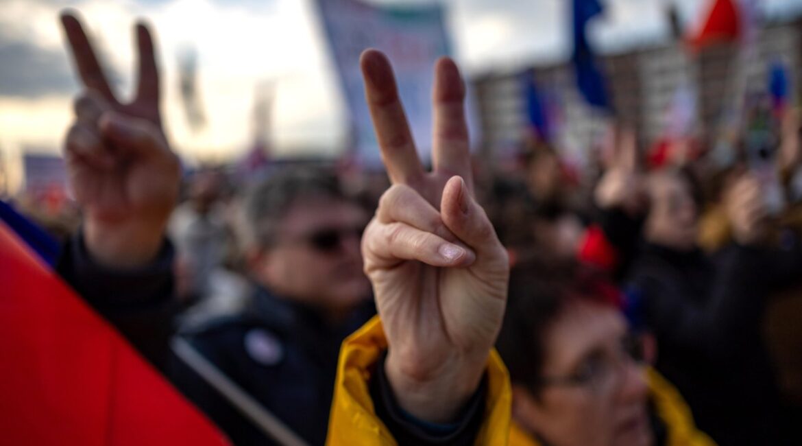 Тысячи протестующих в Праге против нового правительства премьер-министра Чехии Бабиша ФОТО