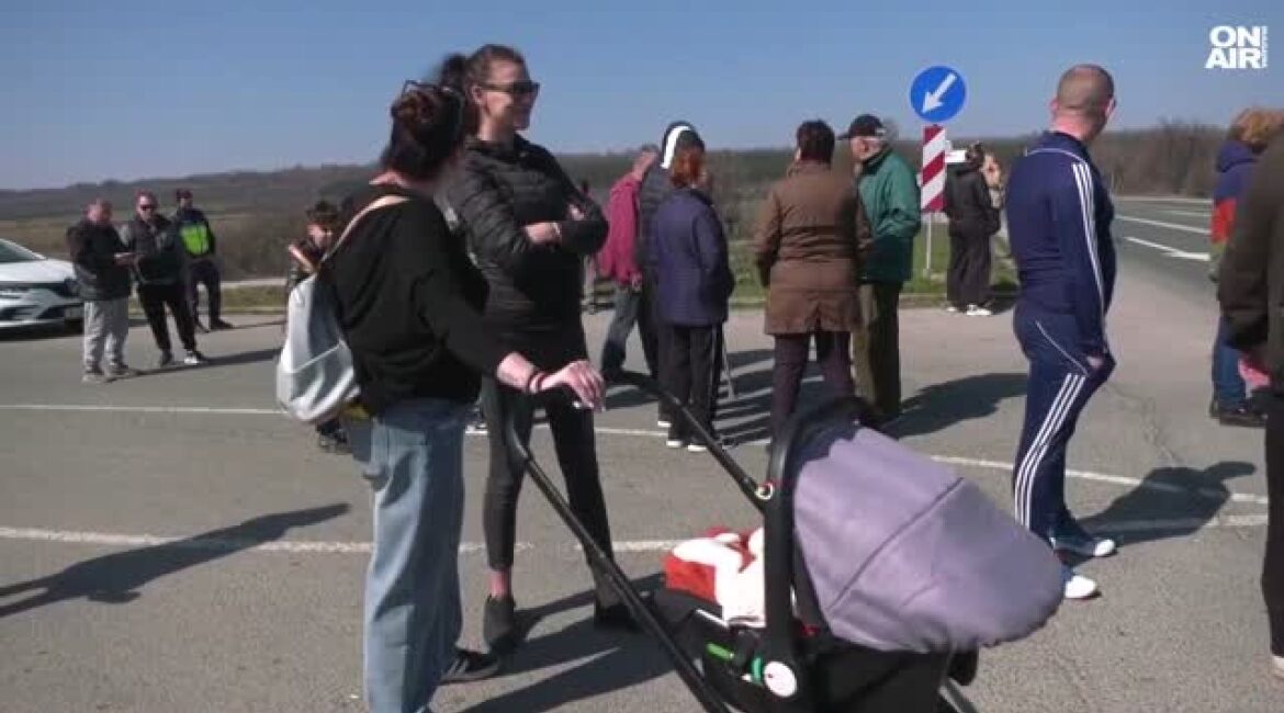 Акция протеста перекрыла Е-79 из-за разбитой дороги ВИДЕО