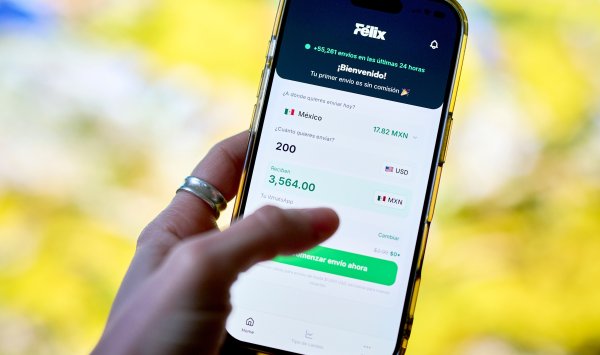 Наличные деньги теряют свое доминирование в крупнейшем в мире финансовом коридоре