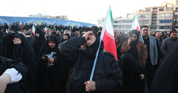 На кадрах: Тысячи иранцев отдают дань уважения Хаменеи в Тегеране, другие аплодируют