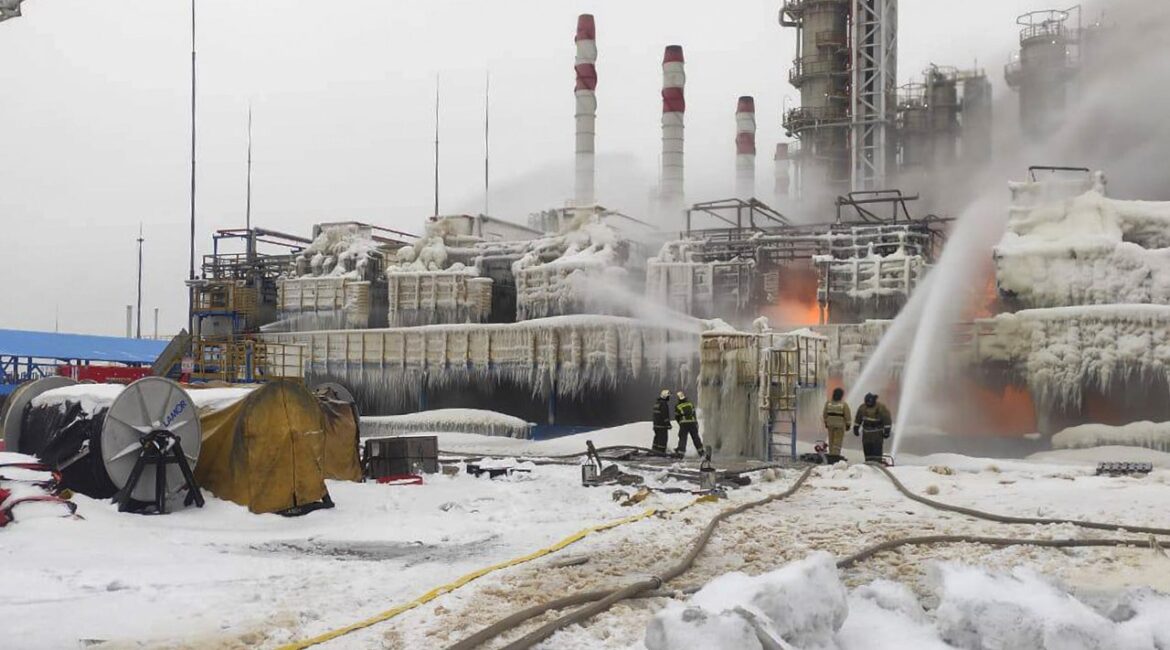 В российском порту Усть-Луга из-за атаки беспилотника вспыхнул пожар.